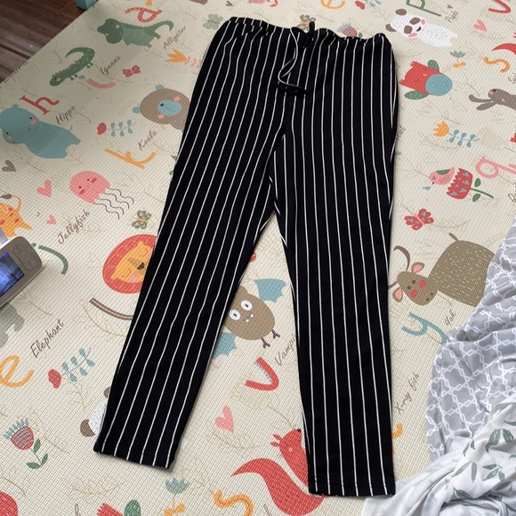 Two pairs black and white maternity pants - Picture 6 of 8